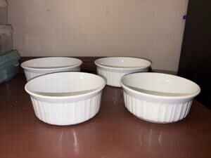 Corning ware French White 2-16oz 5.5in Round/2-725ml F-24-B 6.5in